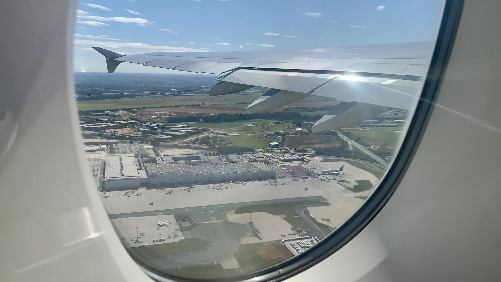 Flugzeugflügel kurz nach dem Start durch das Kabinenfenster gesehen